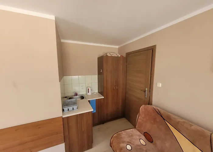 Monika Поберово