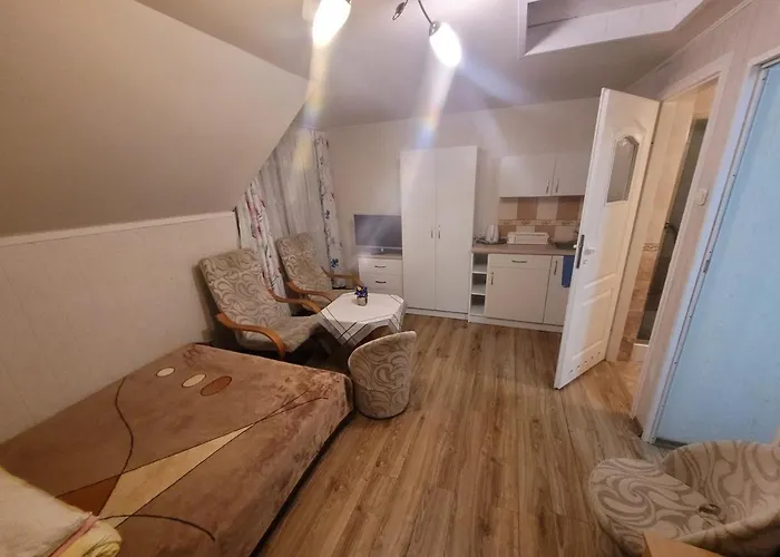 Monika Поберово